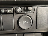 狭い駐車場で便利な電動格納ドアミラーが付いています。