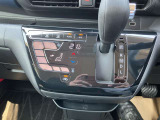 フルオートエアコンでオールシーズン快適な車内空間を作り上げます!タッチパネル式なので、お掃除も簡単です!