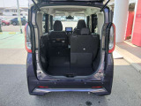 長いお荷物も片側だけ倒す事で3名乗車が可能です。