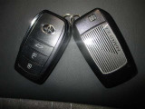 開け閉め楽々スマートキー(スペアキー付き)装備しています♪キーをポケットやカバンに入れたままでも鍵の開け閉めができ、エンジンを始動することも可能です!