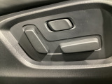 運転席にはパワーシートを装備!シート位置を記憶するメモリー機能付きなのでご夫婦で2名分セットすると便利です♪