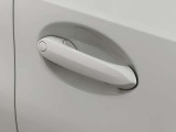 コンフォートアクセス付きでキーを携帯していれば施錠、開錠が可能です。