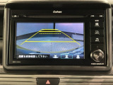 リバースギアに入れるだけで後方の表示へ切り替わります。夜間や雨の日の駐車も楽になりますよ。