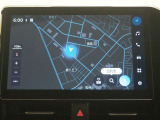 ディスプレイオーディオ(コネクティッドナビ対応)PLUS搭載。T-Connectご契約で2027年1月まで無償で利用できるナビ(期限到来後は有償)と、解約後も利用できる車載ナビが搭載されています。