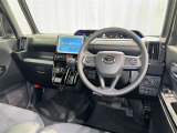 運転席まわりです。 各操作スイッチは使いやすい位置に配置されてます。