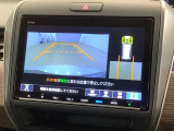 リバースギアに入れるだけで後方の表示へ切り替わります。夜間や雨の日の駐車も楽になりますよ。