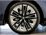 BMWの純正アロイホイールは軽量かつ強度にも優れているホイールで走行性能を引き上げる設計になっております。足元にもBMWは妥協がなくこだわっている個所になります。