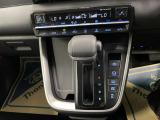 オートエアコン♪お好みの温度に設定するだけで車内を快適空間にしてくれますよ♪