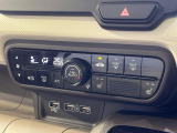 【オートエアコン】一度お好みの温度に設定すれば、車内の温度を検知し風量や温度を自動で調整。暑い&hellip;寒い&hellip;と何度もスイッチ操作をする必要はありません。快適な車内空間には必須の機能ですね♪