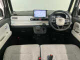 【インパネ】運転のしやすさを最優先に設計された見晴らしの良いフロントビュー。車両間隔が掴みやすく狭い道でも安心♪「安全」と「品質」を最優先に、安心してお乗りいただけるクルマを提供いたします。