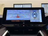 真上から見下ろしたような視点で車とその周囲を確認出来る画面と、車両後方を映し出すバックモニター画面の2つを表示してくれます。