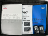 スマートキーは鍵をバッグに入れたままでもドアロックの開閉やエンジンのON・OFFができます。夜間や雨の日も鍵を探さなくて良いので便利です。