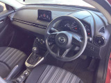 フロントシートは心地よいフィット感と程よいホールド性を両立。今までになく快適な運転を楽しめるマツダ自慢のシートです。