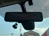 スマートルームミラーで後に人が乗っているときも視界を確保できます!