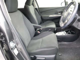 運転席の写真です!座り心地も良さそう、あなたのドライビングポジションをガッチリ支え、心地よい安心感で、ロングドライブもらくらく??