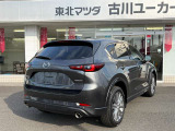 【ブラインド・スポット・モニタリング】隣車線を後方もしくは側方から接近する車両を検知してドアミラーに表示。その状態でのウインカー操作の際には警報音で危険をお知らせ。駐車場からバックで出庫の際にも活躍