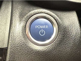 エンジンスタートボタンです。キーが車内にあれば、エンジンの始動・停止はブレーキを踏んでスイッチを押すだけ!キーを取り出す手間を省き、ワンプッシュでエンジンを操作するので簡単でスムーズです。