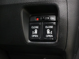 【両側電動スライド】スライドドアは両側電動スライドドアになっております。運転席からの開閉も出来、リモコンキーでも離れたところから開閉出来ますので大変便利な装備です。