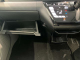 車検証入れになどにも使える便利な収納BOXあります。
