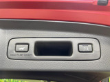 【パワーバックドア】スマートキーや運転席のボタンを押すだけでリアゲートが自動で開閉します!荷物を持っている時や、高い位置にあるバックドアを閉める際に便利な機能です♪