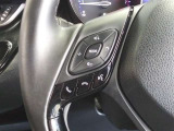 ステアリング左側のスイッチはオーディオの切り替え・選局・音量調整が出来ます。運転中でも簡単に操作が可能です