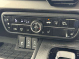 【オートエアコン】一度お好みの温度に設定すれば、車内の温度を検知し風量や温度を自動で調整。暑い&hellip;寒い&hellip;と何度もスイッチ操作をする必要はありません。快適な車内空間には必須の機能ですね♪