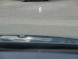 運転視界の遠方上方に虚像を投影することで前を見ながら情報の視認ができます。本当にドライバーが必要な情報を適切に伝え、楽しんで頂くことを考えた新世代装備です。※虚像は2.6m前方に浮かぶイメージです。