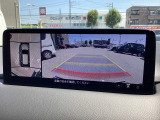 狭い場所での駐車やすれ違いなどでより的確な運転操作に役立つ360&deg;ビューモニターが装備されています。