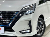 【LEDヘッドライト】悪天候や夜間走行時も良好な視界を確保し安心して運転できる高輝度LEDヘッドライトを装備!点灯速度が早く、消費電力も抑えられています。
