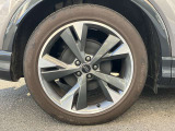 20インチ純正アルミホイール装備 全車両に標準装備の純正アルミホイールは、純正ならではのバランスの良いデザインと、走行安定性をお楽しみ頂けます。
