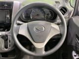 インテリアに合わせたデザインのステアリングは、運転される方のことも考え、運転しやすい形状、大きさです。是非一度、実際に触ってお確かめください。
