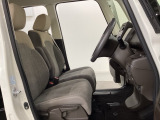 女性でも運転がしやすいように、シートの高さ調整機能(シートリフター)がついています。運転席と助手席の間が空いている為、助手席側への移動がスムーズです。交通量の多い道でも助手席側から乗り降りができます。