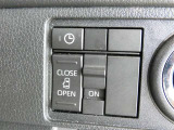 片側電動スライドドアのスイッチ付です。車内からもスイッチひとつで楽にドアの開閉が可能です。電動なので開閉時に力を使う必要がなく、半ドアになることもありません!