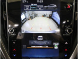 後方映像を11.6インチディスプレイに表示し、ステアリング連動ガイドラインが駐車をサポート。さらに後退時はリヤ4センサーが障害物を検知し、必要に応じてブレーキが作動します。