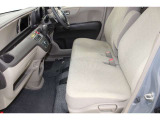 フロントシートはベンチシートです。運転席と助手席の移動が簡単です。