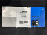 スマートキーは鍵をバッグに入れたままでもドアロックの開閉やエンジンのON・OFFができます。夜間や雨の日も鍵を探さなくて良いので便利です。