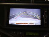 車庫入れや縦列駐車などの際に、後退操作の参考になるガイドラインをモニター画面に表示します。