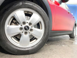 ●純正15インチアルミホイール:輸入車ならではの卓越した走りを支えるホイールと足回りです!日本車の走りに慣れている方にもぜひ体感して頂きたいほど、高いレベルでまとまっています!