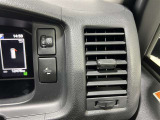 運転席エアコン吹き出し。衝突被害軽減ブレーキ等の安全装備も充実しております。