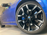 BMWの純正アロイホイールは軽量かつ強度にも優れているホイールで走行性能を引き上げる設計になっております。足元にもBMWは妥協がなくこだわっている個所になります。