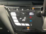 段差のないパネルスイッチのオートエアコン付きです。予め温度設定すれば後はセンサーが感知して設定温度を保ってくれますので快適なドライブが楽しめます。雨の日のガラスの曇りもなく安全な運転ができます。