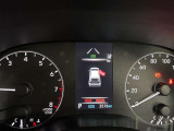 視認性に優れたメーターを採用しており、走行中でも車速や情報が分かりやすく表示されます。運転時の視線移動をむりのない範囲に抑え、快適で安心感のあるドライブをサポートします。