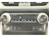 運転席と助手席でそれぞれお好みの温度設定が可能です。便利です♪