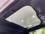 【ガラスルーフ】ガラスルーフ搭載で車内の解放感が一気にアップ!開放的なドライブをお楽しみいただけます。