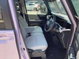 運転席もこの広さで乗り降りに便利!