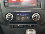 手の届きやすいところで簡単操作ができるオートエアコン付き!オールシーズンお好みの温度調節ができます!