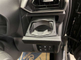 運転席と助手席には、格納式のドリンクホルダーが装備されています。