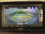 リバースギアに入れるだけで後方の表示へ切り替わります。夜間や雨の日の駐車も楽になりますよ。