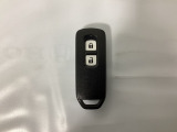 スマートキーを装備しています。鍵を差し込むことなくドアロックの開け閉めと、スタートボタン操作でのエンジンスタートができます。
