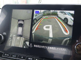 【アラウンドビューモニター&バックモニター】クルマを真上から見下ろしているかのような映像が表示され、周囲の状況がひと目で把握できるので、安心してスマートに駐車できます。駐車が苦手な方にオススメです!